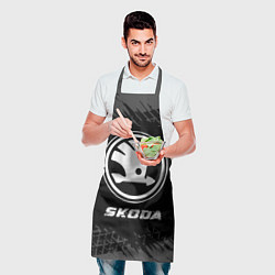 Фартук кулинарный Skoda speed на темном фоне со следами шин, цвет: 3D-принт — фото 2