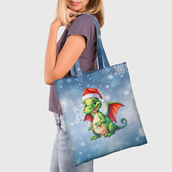 Сумка-шопер Милый маленький новогодний дракон в новогодней шап, цвет: 3D-принт — фото 2