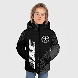 Куртка зимняя для мальчика JAC speed на темном фоне со следами шин: надпись,, цвет: 3D-черный — фото 2
