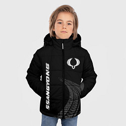 Куртка зимняя для мальчика SsangYong speed на темном фоне со следами шин: над, цвет: 3D-черный — фото 2