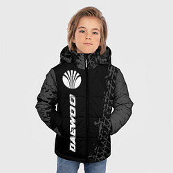 Куртка зимняя для мальчика Daewoo speed на темном фоне со следами шин: по-вер, цвет: 3D-черный — фото 2
