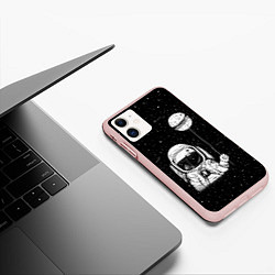 Чехол iPhone 11 матовый Астронавт с шариком, цвет: 3D-светло-розовый — фото 2