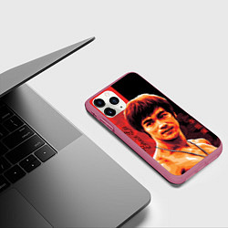 Чехол iPhone 11 Pro матовый Брюс Ли, цвет: 3D-малиновый — фото 2