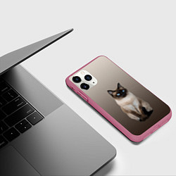 Чехол iPhone 11 Pro матовый Сиамский кот голубые глаза, цвет: 3D-малиновый — фото 2