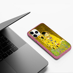 Чехол iPhone 11 Pro матовый Влюблённые поцелуй художник Климт, цвет: 3D-малиновый — фото 2