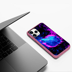 Чехол iPhone 11 Pro матовый Волк Неоновый, цвет: 3D-малиновый — фото 2