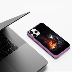 Чехол iPhone 11 Pro матовый HOLLOW KNIGHT У КОСТРА, цвет: 3D-фиолетовый — фото 2