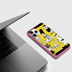Чехол iPhone 11 Pro матовый Весёлая компашка мультфильма Симпсоны - полный рас, цвет: 3D-малиновый — фото 2