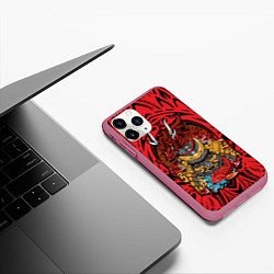 Чехол iPhone 11 Pro матовый Маска воина самурая с драконом, цвет: 3D-малиновый — фото 2