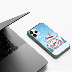 Чехол iPhone 11 Pro матовый Новый год - зайка 2023, цвет: 3D-темно-зеленый — фото 2