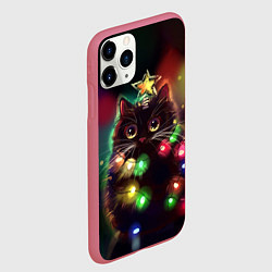 Чехол iPhone 11 Pro матовый Новогодний котик с гирляндой, цвет: 3D-малиновый — фото 2