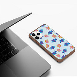 Чехол iPhone 11 Pro матовый Паттерн из двух ярких рыбок, цвет: 3D-коричневый — фото 2