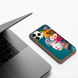 Чехол iPhone 11 Pro матовый Японка с птицей на фоне цветущей сакуры, цвет: 3D-коричневый — фото 2