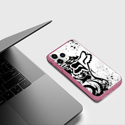 Чехол iPhone 11 Pro матовый Fox motocross - белый дракон, цвет: 3D-малиновый — фото 2