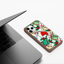 Чехол iPhone 11 Pro матовый Узор с новогодними падарками, цвет: 3D-коричневый — фото 2