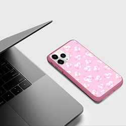 Чехол iPhone 11 Pro матовый Барби: белые сердца на розовом паттерн, цвет: 3D-малиновый — фото 2