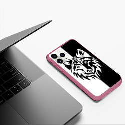 Чехол iPhone 11 Pro матовый Волк чёрно-белый, цвет: 3D-малиновый — фото 2