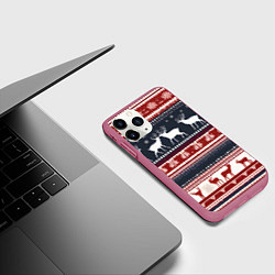 Чехол iPhone 11 Pro матовый Олени белые и красные свитер новогодний, цвет: 3D-малиновый — фото 2