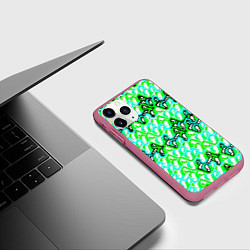 Чехол iPhone 11 Pro матовый Зелёный узор и бело-чёрная обводка, цвет: 3D-малиновый — фото 2