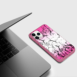 Чехол iPhone 11 Pro матовый Текстура чёрных трещин на розовом переливе, цвет: 3D-малиновый — фото 2