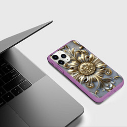 Чехол iPhone 11 Pro матовый Классические узоры бело-золотые узоры, цвет: 3D-фиолетовый — фото 2