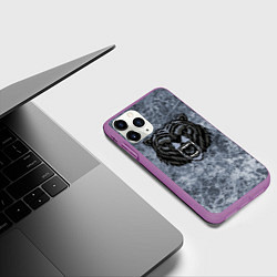 Чехол iPhone 11 Pro матовый Серый злой медведь на сером текстурном фоне, цвет: 3D-фиолетовый — фото 2