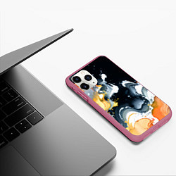 Чехол iPhone 11 Pro матовый Белые и персиковые разводы на черном фоне, цвет: 3D-малиновый — фото 2