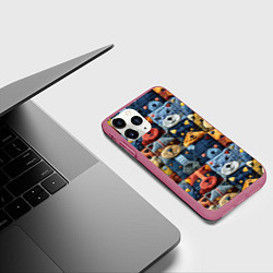 Чехол iPhone 11 Pro матовый Вязанные еноты на пэчворк, цвет: 3D-малиновый — фото 2