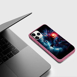Чехол iPhone 11 Pro матовый Морда чёрного кота со светящимися глазами - нейроа, цвет: 3D-малиновый — фото 2