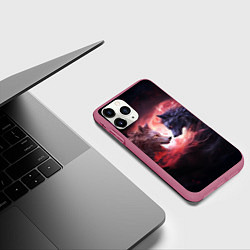 Чехол iPhone 11 Pro матовый Влюбленные волки разного раскраса, цвет: 3D-малиновый — фото 2