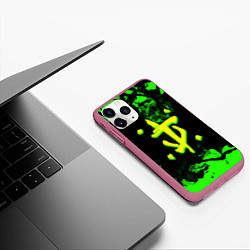 Чехол iPhone 11 Pro матовый Doom кислотное лого в огне, цвет: 3D-малиновый — фото 2