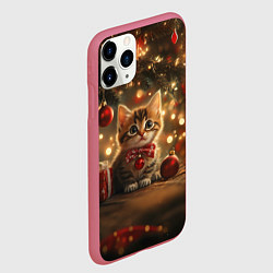 Чехол iPhone 11 Pro матовый Новогодний милый котенок под елкой, цвет: 3D-малиновый — фото 2