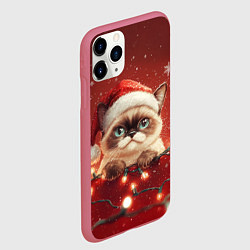Чехол iPhone 11 Pro матовый Новогодний кот в шапочке, цвет: 3D-малиновый — фото 2