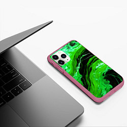 Чехол iPhone 11 Pro матовый Зелёные брызги на чёрном фоне, цвет: 3D-малиновый — фото 2