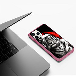 Чехол iPhone 11 Pro матовый Тигр в красном колпаке Деда Мороза, цвет: 3D-малиновый — фото 2