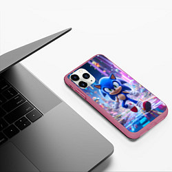 Чехол iPhone 11 Pro матовый Sonic в неоновом городе, цвет: 3D-малиновый — фото 2