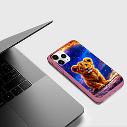 Чехол iPhone 11 Pro матовый Львенок в звездную ночь, цвет: 3D-малиновый — фото 2