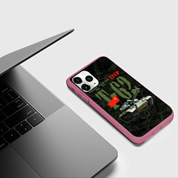 Чехол iPhone 11 Pro матовый Советский средний танк Т-62, цвет: 3D-малиновый — фото 2