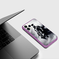 Чехол iPhone 11 Pro матовый Спартанский воин среди львов, цвет: 3D-фиолетовый — фото 2