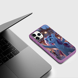 Чехол iPhone 11 Pro матовый Лошадка наслаждается новым годом, цвет: 3D-фиолетовый — фото 2