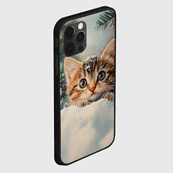 Чехол для iPhone 12 Pro Max Маленький котенок на снегу с новогодними шариками, цвет: 3D-черный — фото 2