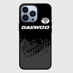 Чехол для iPhone 13 Pro Daewoo speed на темном фоне со следами шин: символ, цвет: 3D-черный