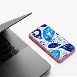 Чехол iPhone 7/8 матовый Гжель огурцы, цвет: 3D-малиновый — фото 2