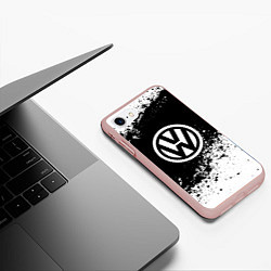 Чехол iPhone 7/8 матовый Volkswagen: Black Spray, цвет: 3D-светло-розовый — фото 2