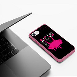 Чехол iPhone 7/8 матовый ИГРА В КАЛЬМАРА SQUID GAME СТРАЖНИК, цвет: 3D-малиновый — фото 2