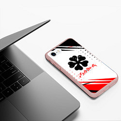 Чехол iPhone 7/8 матовый Чёрный клевер черная красная текстура, цвет: 3D-светло-розовый — фото 2