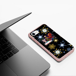 Чехол iPhone 7/8 матовый Новый год мишка и зайчик украшают ёлку, цвет: 3D-светло-розовый — фото 2