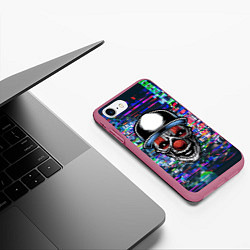 Чехол iPhone 7/8 матовый Злой клоун на фоне городской рекламы, цвет: 3D-малиновый — фото 2