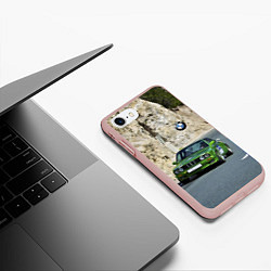 Чехол iPhone 7/8 матовый Зелёная бэха на горной дороге, цвет: 3D-светло-розовый — фото 2