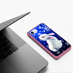 Чехол iPhone 7/8 матовый Белый кролик в снежинках, цвет: 3D-малиновый — фото 2